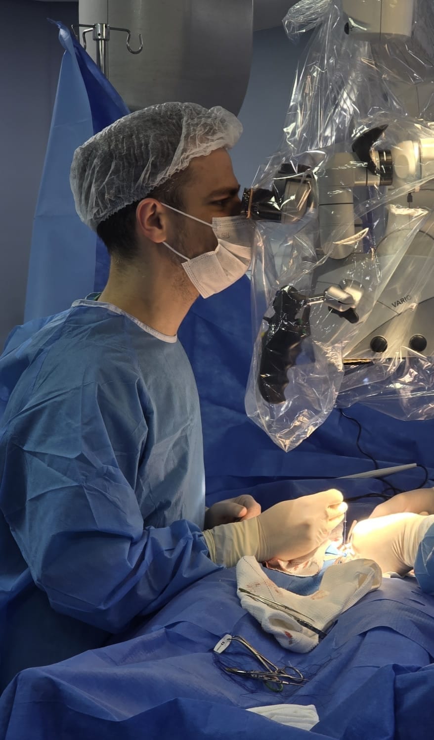 Dr. Ricardo H. De Rizzo realizando varicocelectomia microcirúrgica com microscópio cirúrgico